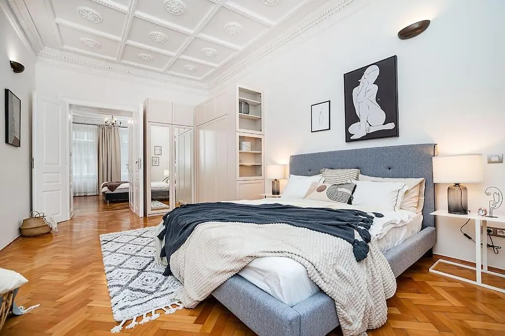 Luxurious Two-Bedroom In The Old Town Прага Апартаменты