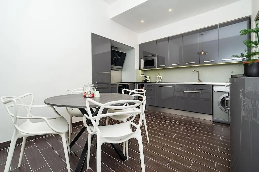 Luxurious Two-Bedroom In The Old Town Прага 0*,